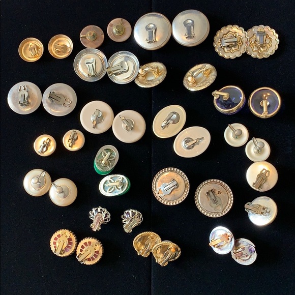 20 pair of Vintage button style clip on earrings - Picture 2 of 7